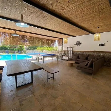 Large With Private Heated Outdoor Pool Vila *