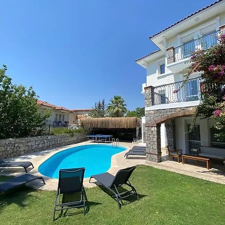 Large With Private Heated Outdoor Pool Vila