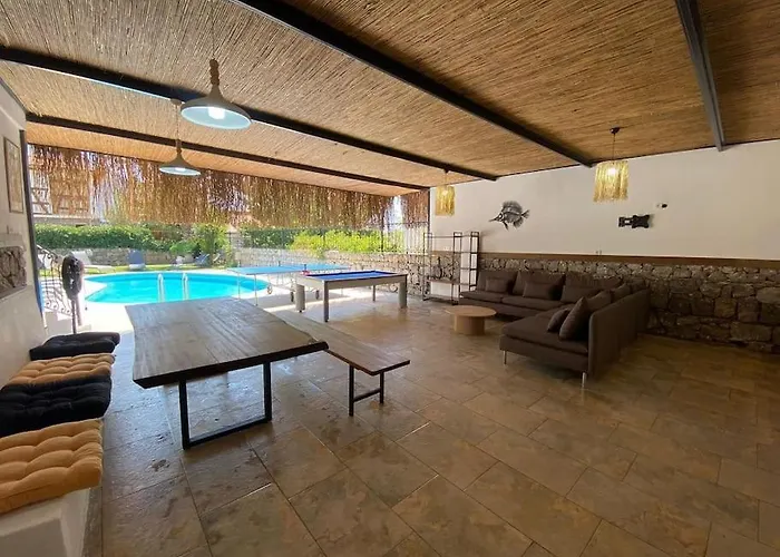 Large With Private Heated Outdoor Pool Vila *