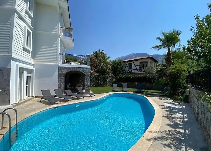 Large With Private Heated Outdoor Pool *